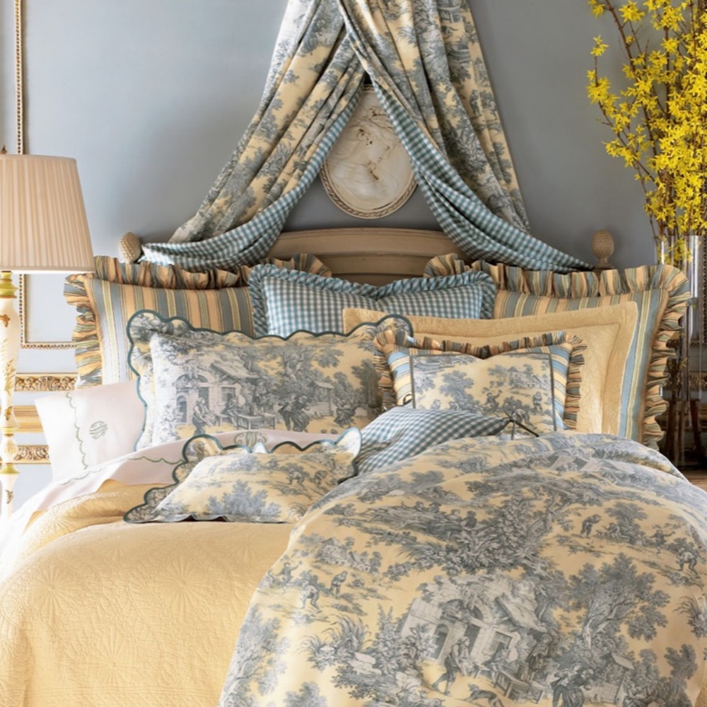 Legacy Horchow/Neiman Marcus Queen Bedding Set